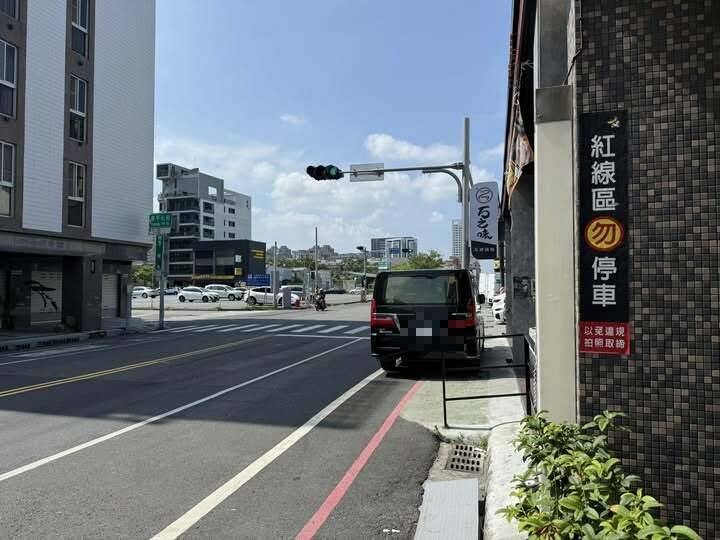 前方5公尺就是停车场，但图中这部休旅车为图方便，直接就违停红线买汉堡。（林依婷提供）
