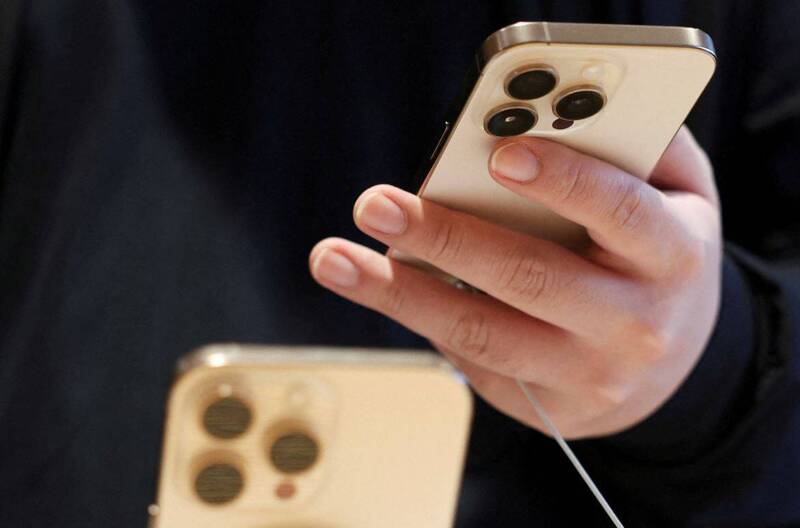 减少萤幕亮起次数，可延长电量使用时间。示意图。（路透社）