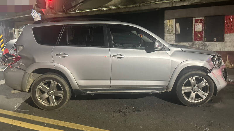 新北市廖姓男子昨天深夜酒驾未开大灯，遇警车拦查，不停车受检反加速逃逸，仍被支援警力前后包夹就逮。警讯后，除将他依涉犯刑法妨害公务等罪嫌送办。（记者林嘉东翻摄）