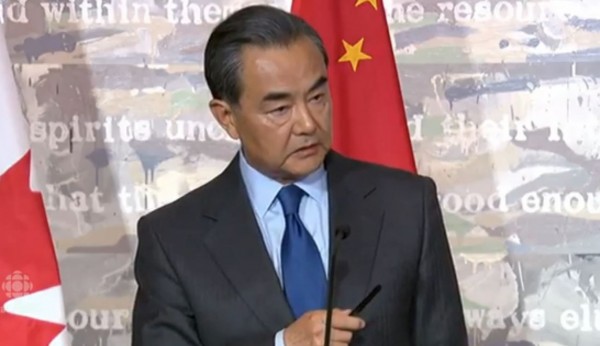 中国外长王毅访问加拿大,却在记者会当众飙骂女记者。(图撷取自《CBC》) 中国外长王毅访问加拿大,却在记者会当众飙骂女记者。(图撷取自《CBC》)
