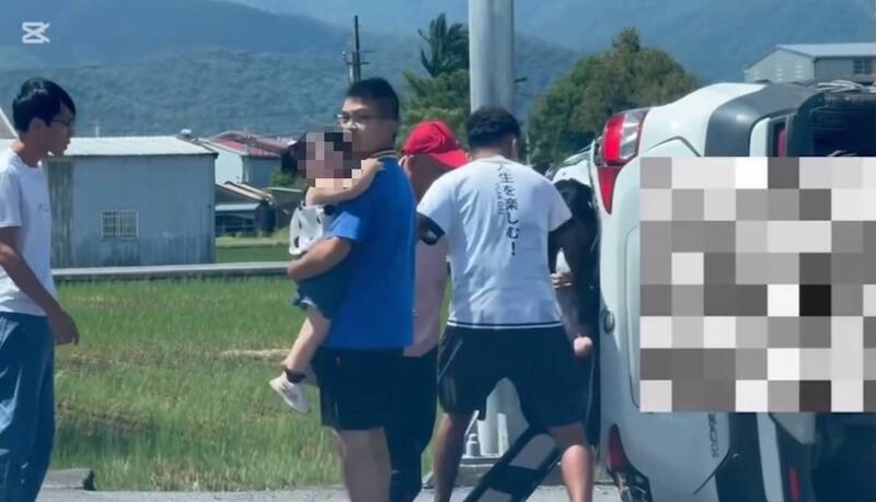 众人上前救出女童，蓝衣男子不断拍背安抚。（宜兰三星欧瑅民宿提供）