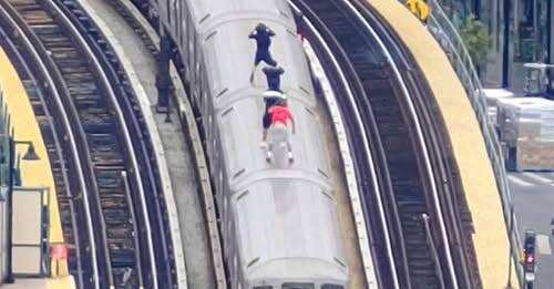 无人机发现屁孩在纽约地铁车顶「冲浪」玩命。（撷取自https://www.facebook.com/share/p/1HdHET5DYE/）