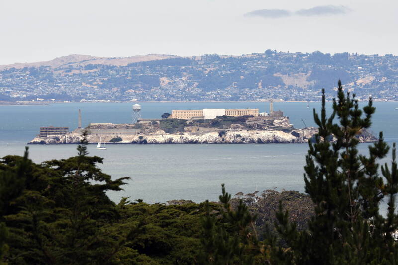 美国司法部长邦迪和内政部长柏根17日视察恶魔岛监狱。（欧新社）