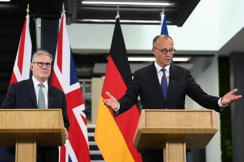 英国首相施凯尔（左）与德国总理梅尔茨（右）17日在伦敦签署一项具有里程碑意义的友好条约，承诺加强防务合作。柏林也希望未来能够纳入伦敦的核子保护伞。（彭博）