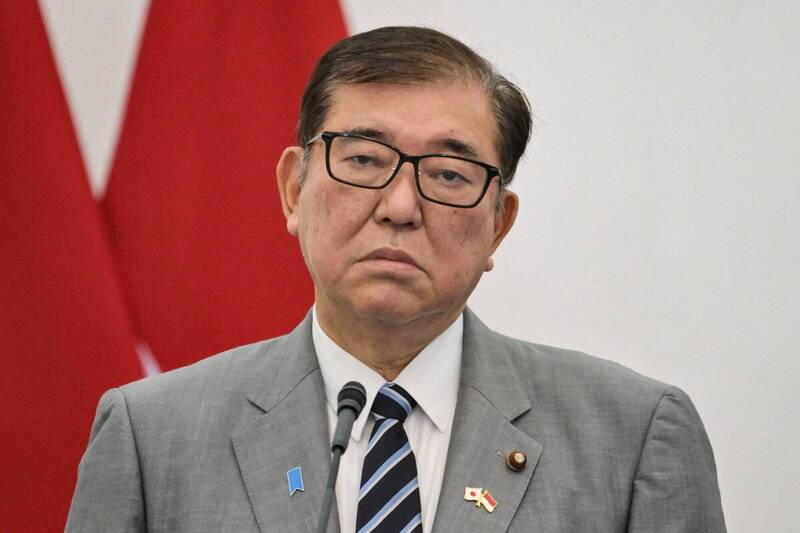 日本首相石破茂内阁支持度跌落谷底,7月最新民调仅达20.8%,为去年10月上任以来最低点。日媒报导,石破未能发挥领导力,对中国态度软弱,不但无力挽救自民党低迷的参院选情,甚至被视为票房毒药。(法新社档案照) 日本首相石破茂内阁支持度跌落谷底,7月最新民调仅达20.8%,为去年10月上任以来最低点。日媒报导,石破未能发挥领导力,对中国态度软弱,不但无力挽救自民党低迷的参院选情,甚至被视为票房毒药。(法新社档案照)