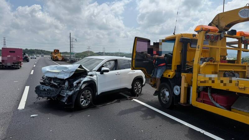 图为事发现场，休旅车毁损严重。（取自职业联结车职业大货车职业大客车拉拉队运输业照片影片资讯分享团）