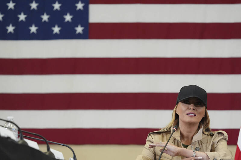 美国第一夫人梅兰妮亚.川普的母国斯洛维尼亚17日下令禁止2名以色列极右翼部长入境。图为梅兰妮亚11日随川普到德州勘灾时发表谈话。(美联社) 美国第一夫人梅兰妮亚.川普的母国斯洛维尼亚17日下令禁止2名以色列极右翼部长入境。图为梅兰妮亚11日随川普到德州勘灾时发表谈话。(美联社)