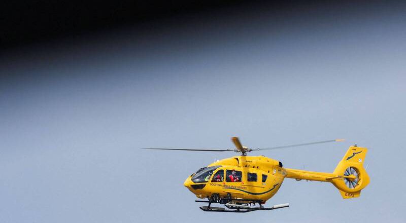 英國校車墜坡翻覆釀1死多傷！休假消防員奮力營救學童