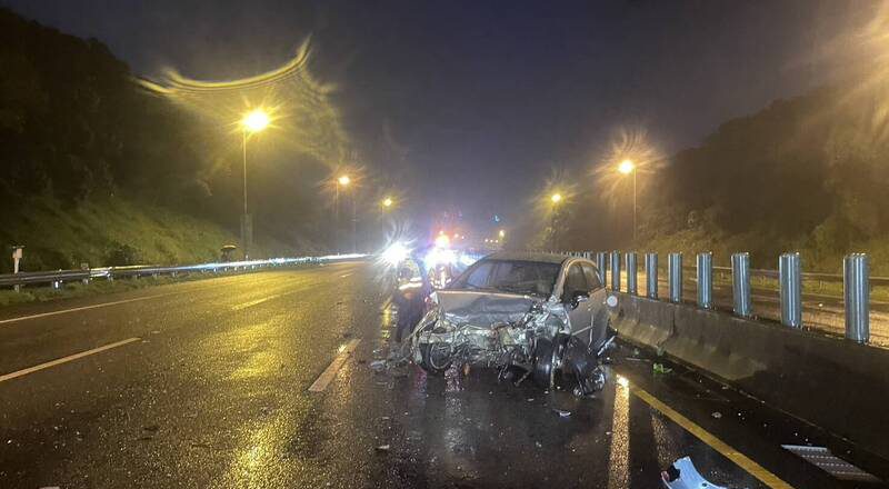國3台中段3車連環撞 車頭撞爛、駕駛送醫