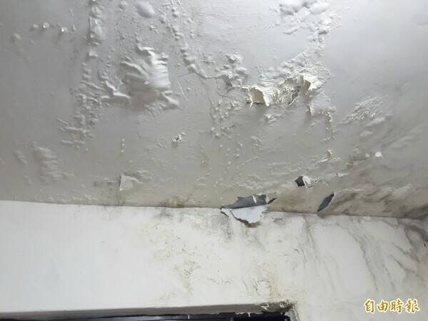 花750万元买中古屋,陈女交屋后被楼下住户投诉渗水,又发现屋内壁癌满屋。壁癌示意图(资料照) 花750万元买中古屋,陈女交屋后被楼下住户投诉渗水,又发现屋内壁癌满屋。壁癌示意图(资料照)