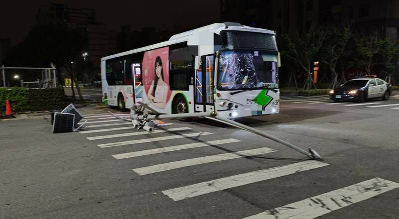 累了嗎？中市統聯電動公車 清晨自撞燈桿