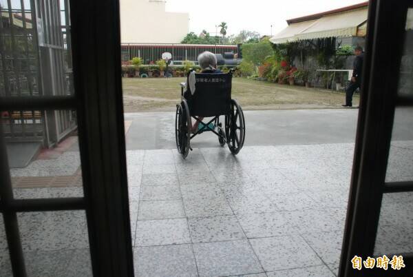 7旬母百病纏身 法官卻認可女兒判免扶養