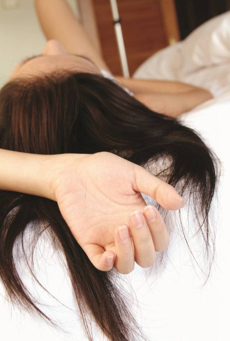 马来西亚籍侨生袭胸猥亵喝醉女同事得逞，被判处1年2月徒刑，期满或经赦免后驱逐出境。（情境照）