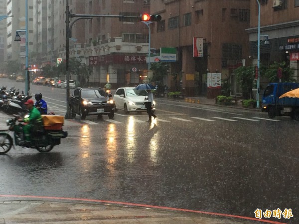 强降雨造成桃园多处淹水,中央气象局统计,日累积雨量前3名都在桃园市,第一名为桃园市大园区埔心测站173.5毫米。(记者李容萍摄) 强降雨造成桃园多处淹水,中央气象局统计,日累积雨量前3名都在桃园市,第一名为桃园市大园区埔心测站173.5毫米。(记者李容萍摄)