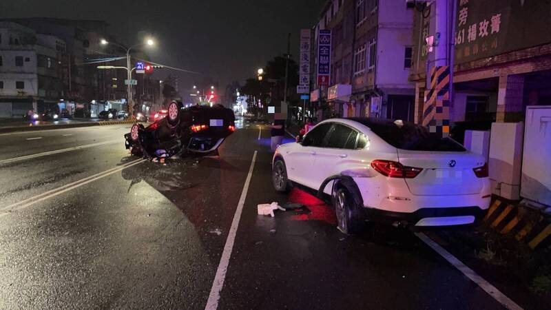 黑车（左）撞白车（右）后翻覆。（读者提供）