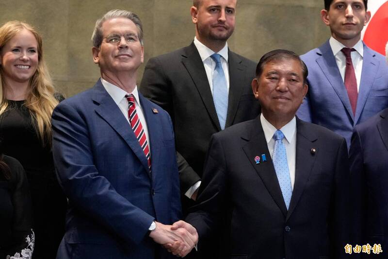 日本首相石破茂(右)在东京首相官邸会晤前与美国财政部长贝森特握手。 (法新社) 日本首相石破茂(右)在东京首相官邸会晤前与美国财政部长贝森特握手。 (法新社)