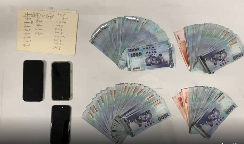 北市警根据北联帮在北检前聚众砍人事件追查,发现具有天道盟背景的廖姓男子涉嫌利用「卡利」赌博网站,招揽赌客网路下注,昨趁对方陪友人北上顺利将他逮捕,同时收网逮获会计、赌客等其余4人,均依法送办,查扣22万元现金、手机以及笔记本。(警方提供) 北市警根据北联帮在北检前聚众砍人事件追查,发现具有天道盟背景的廖姓男子涉嫌利用「卡利」赌博网站,招揽赌客网路下注,昨趁对方陪友人北上顺利将他逮捕,同时收网逮获会计、赌客等其余4人,均依法送办,查扣22万元现金、手机以及笔记本。(警方提供)