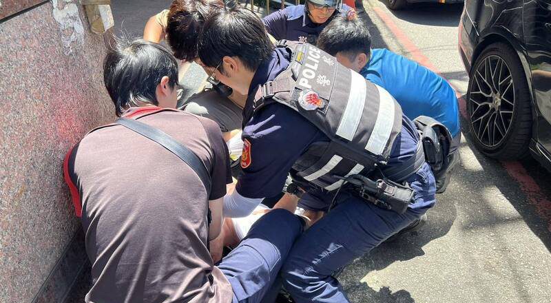 公親變事主！男子持雙刀找友算帳 警埋伏壓制逮人