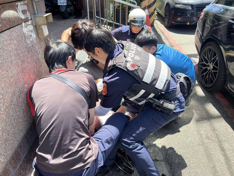 陈姓男子持刀找友人算帐，被埋伏员警压制逮捕。（警方提供）