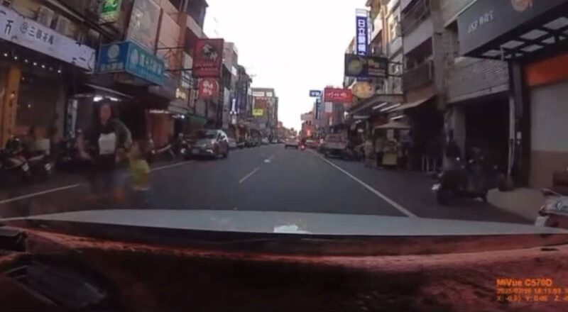 差點出人命！彰化媽媽牽兩孩直闖馬路 駕駛急煞