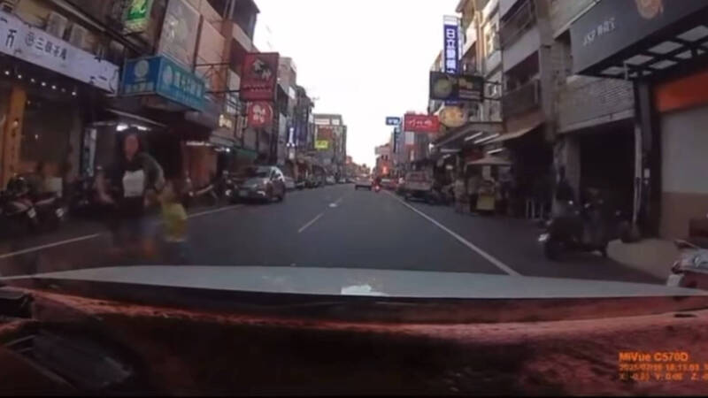 妈妈左右手各牵一名小孩闯马路。(民众提供) 妈妈左右手各牵一名小孩闯马路。(民众提供)