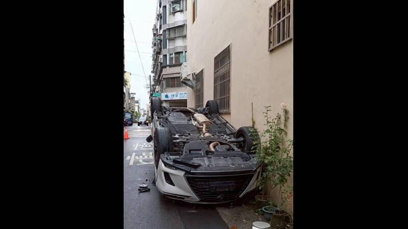 休旅车驾驶酒驾又讲电话，碰撞前车造成翻覆。（民众提供）