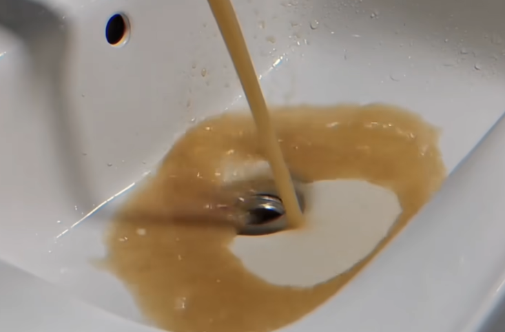 中国杭州余杭区良渚街、仁和街住户，水龙头打开时疑似流出粪水，官方澄清的内容随即遭到中国网友吐槽。（图撷自微博）