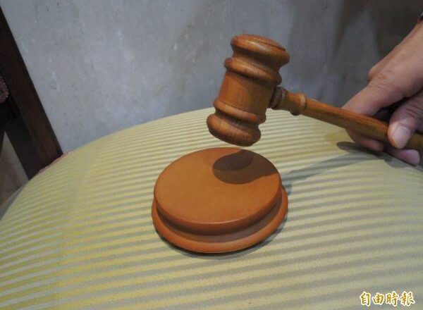 超商偷錄正妹裙底風光 人夫太緊張碰到小腿露餡