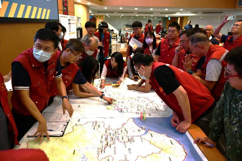 新北市政府今天举办国家防灾日兵推，比照汉光演习，以美式无脚本方式推想，模拟新北新庄遭遇8.5震创，展开情境想定及防灾推演，中央官员到场指导。（记者吴仁捷翻摄）