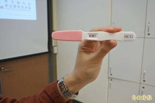 只傳一張「驗孕棒」照 美容師騙聘金50萬判10個月