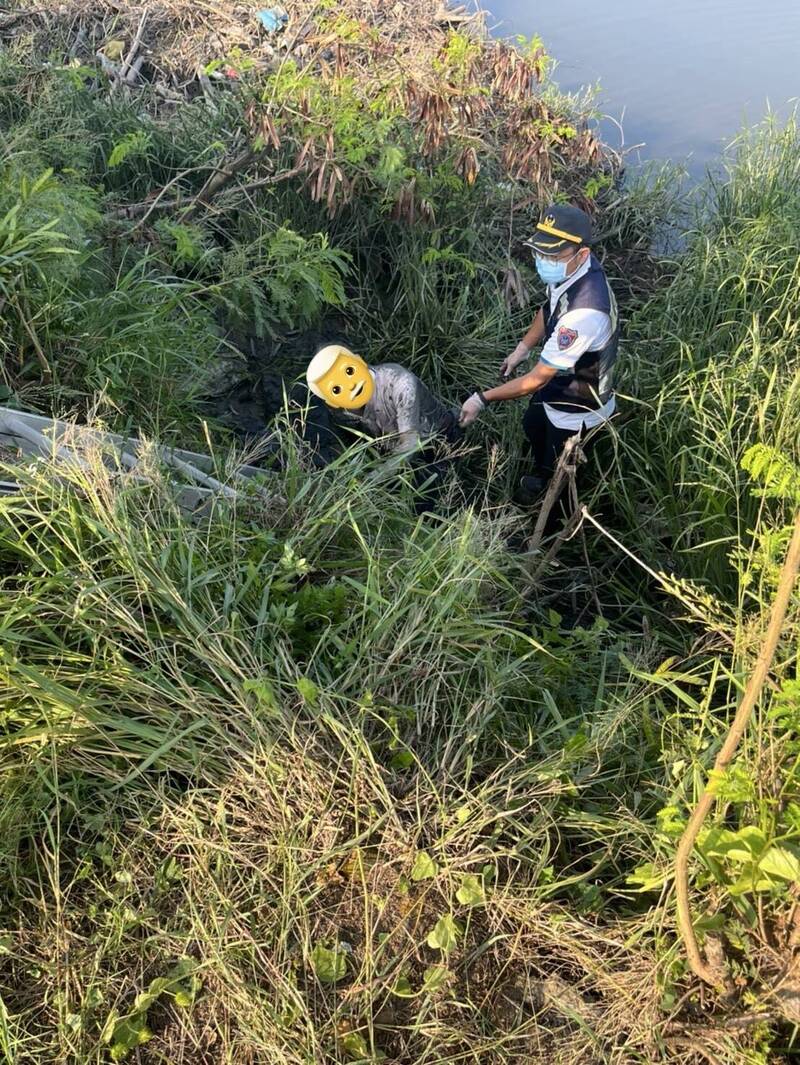 90岁老翁受困河床泥地获救。(读者提供) 90岁老翁受困河床泥地获救。(读者提供)