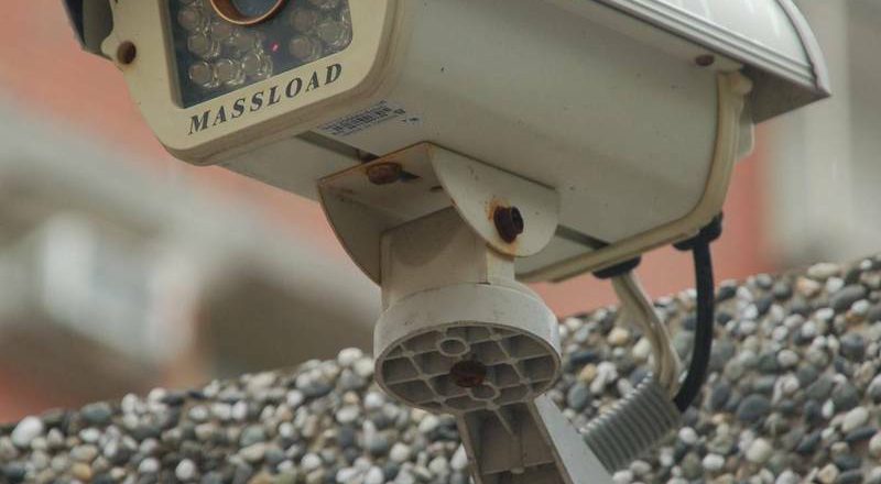 住家外牆架監視器侵犯鄰居隱私挨告  法院判賠8千元