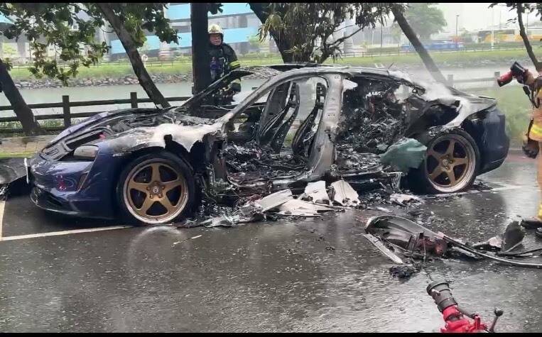 保时捷电动跑车突冒烟起火，原因调查中。（读者提供）