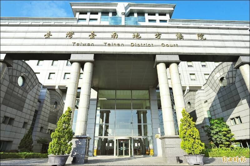 男网友偷拍熟睡裸照，以影像威胁性交，女方录音搜证报警，台南地院依强制性交罪判3年6月徒刑，偷拍另判2月。（记者王捷摄）