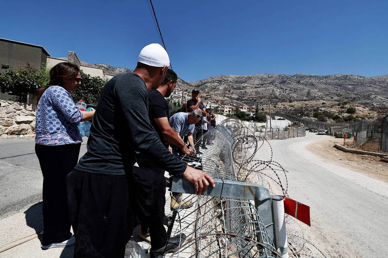 叙利亚南部族裔冲突的死亡人数在停火后持续攀升,累计已近千人。图为德鲁士人19日在戈兰高地的停火线等候。(欧新社) 叙利亚南部族裔冲突的死亡人数在停火后持续攀升,累计已近千人。图为德鲁士人19日在戈兰高地的停火线等候。(欧新社)