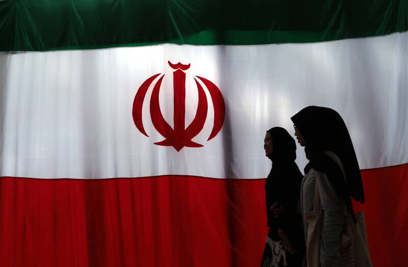 国际特赦组织等人权团体指出,谋杀和强暴等罪行在伊朗可判处死刑。图为伊朗国旗。(欧新社) 国际特赦组织等人权团体指出,谋杀和强暴等罪行在伊朗可判处死刑。图为伊朗国旗。(欧新社)