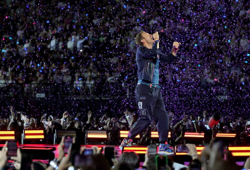 2025年6月6日，刻正举行全球巡演的英国酷玩乐团主唱马汀在美国赌场拉斯维加斯登台献艺。（法新社）