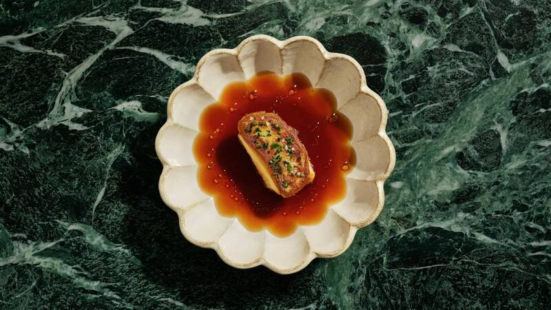 澳洲新创公司Vow推出以日本鹌鹑细胞培养制成的人造鹅肝「Forged Gras」，图为搭配高汤上桌的成品，在墨尔本高级餐厅供应。（图撷取自Vow公司）