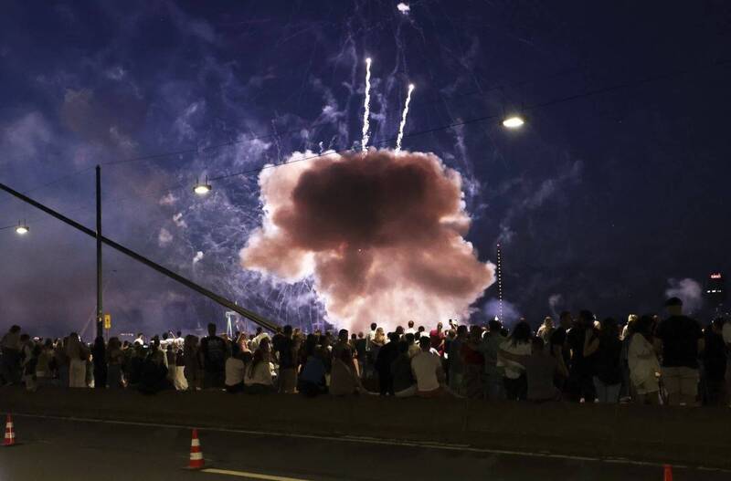 德国杜塞道夫烟火不明原因在地面爆炸，造成至少19名观众受伤。（美联社）
