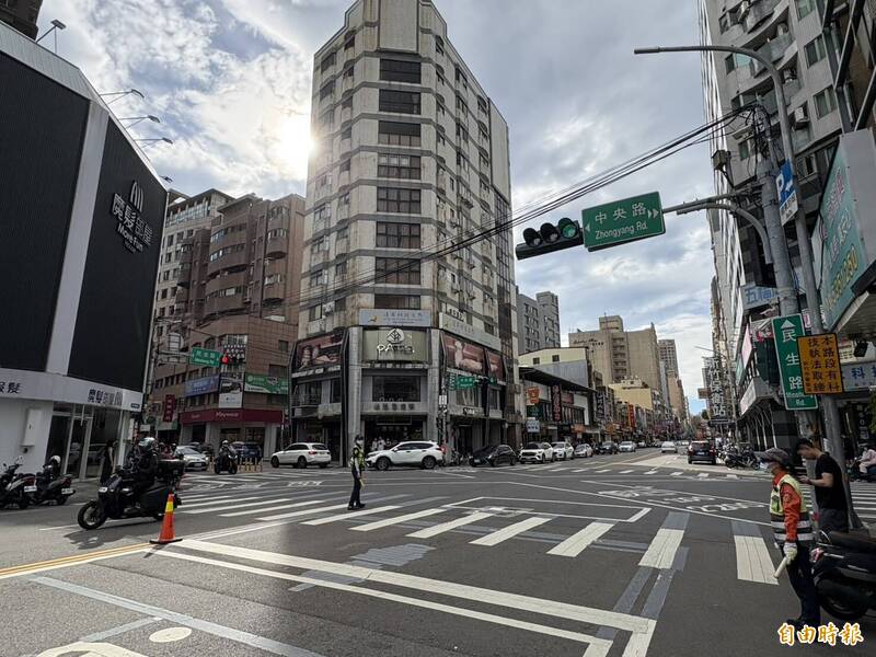 竹市巨城旁路口成上半年科技执法取缔王。（记者蔡彰盛摄）