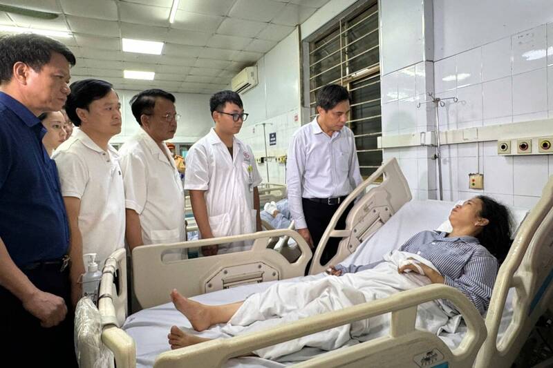 越南广宁省官员前往当地医院探望下龙湾船难事件的幸存者。(欧新社) 越南广宁省官员前往当地医院探望下龙湾船难事件的幸存者。(欧新社)