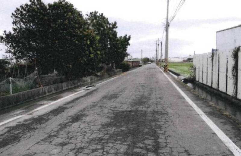 去年3月间，彰化黄男酒驾上路，在和美镇和头路256巷口撞击一对路边散步的夫妻，两人当场被撞落一排水沟。（民众提供）