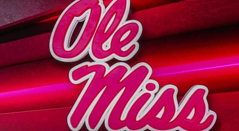 美国橄榄球新星遭枪击 抢救无效后宣布死亡