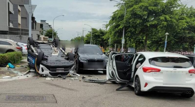 台中小黃、轎車路口對決「烏龜翻」波及BMW休旅車 3大1小送醫
