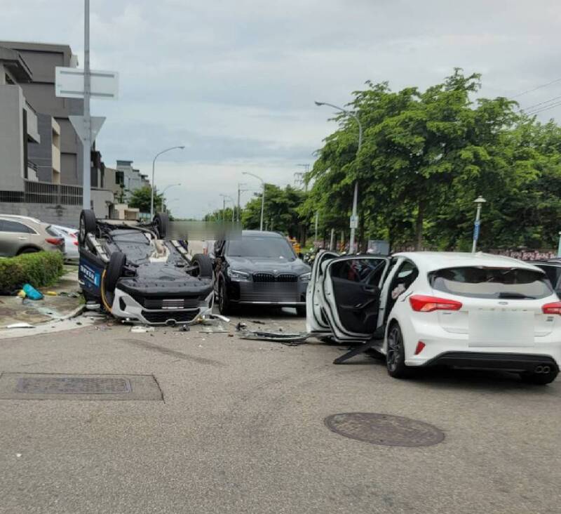 发生事故的路口,计程车当场翻覆。(民众提供) 发生事故的路口,计程车当场翻覆。(民众提供)