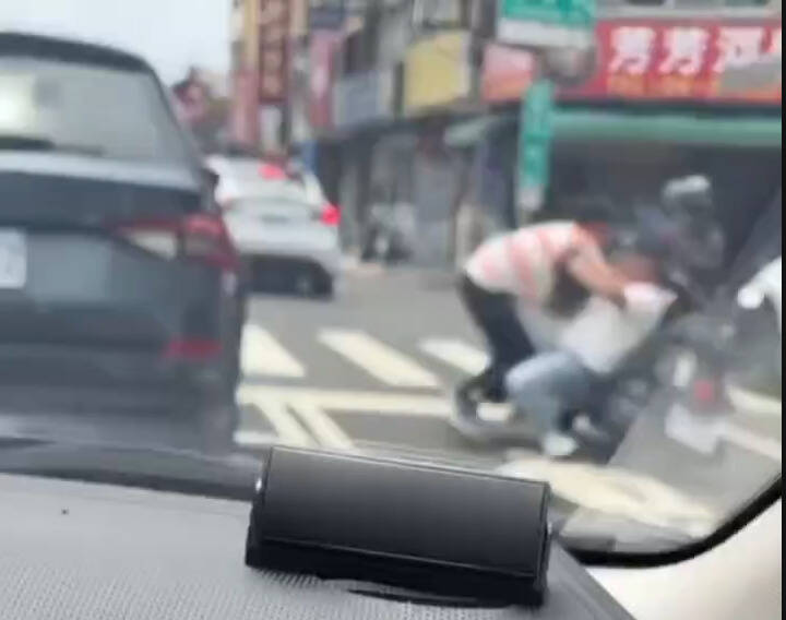 20日中午，台南东区裕农路与建东街口一名男子骑单车逆向险些撞上一名机车骑士，两人在马路上演全武行，被警方带回查办。（图：取自网路）