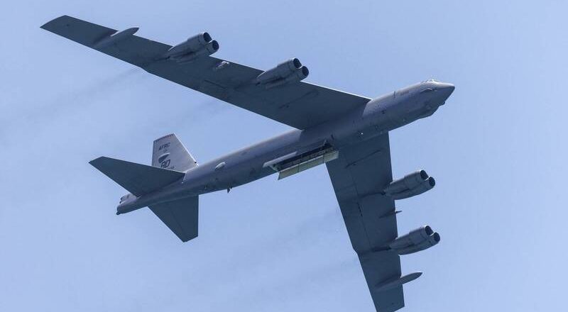 美國客機險和B-52轟炸機相撞 機師緊急閃避