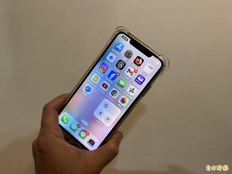 台南一所国立高中的男学生涉在校内拿手机偷拍4位女教师的胸部、裙底隐私部位影片还PO网，台南地院判未成年男学生与其母亲须共赔偿100万元给4位女师。手机示意图。（记者王俊忠摄）