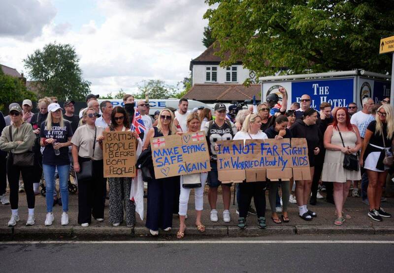英国超过1000名民众表达抗议,要求政府将受庇护者送回原本的国家。(美联社) 英国超过1000名民众表达抗议,要求政府将受庇护者送回原本的国家。(美联社)