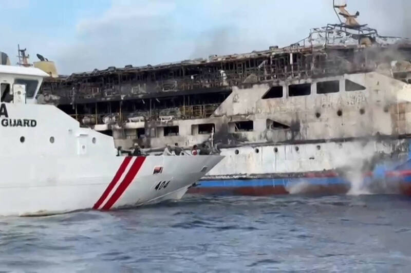 印尼「巴塞隆纳5号」渡轮20日在航行途中起火，船体被烧得焦黑，救援画面显示海巡舰艇赶抵现场协助灭火与搜救。事故酿成3死，实载人数高达568人，远超原始登记人数。（法新社）